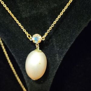 Lustrous Pearl and Gold Necklace